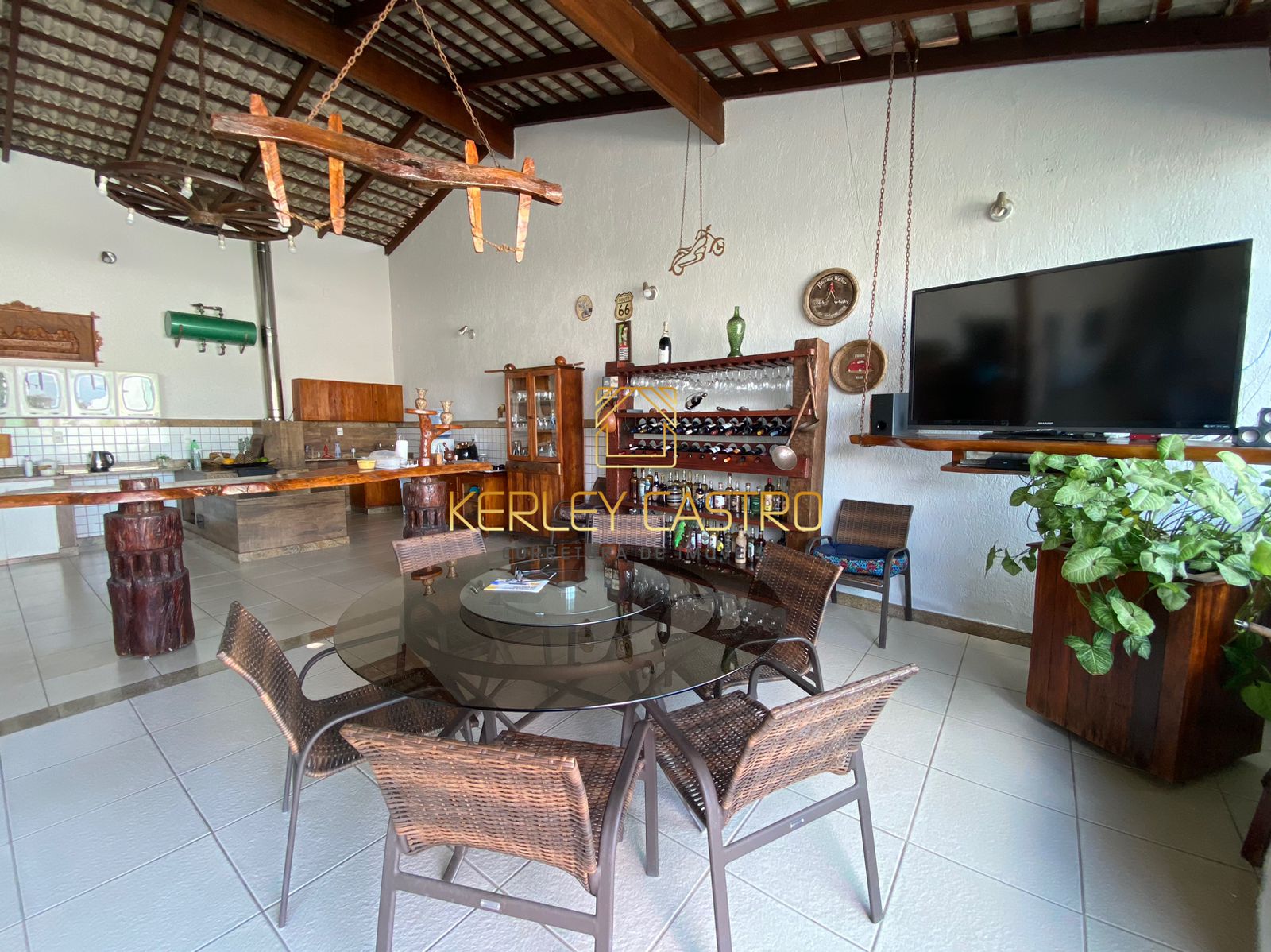 VENDO CASA COM TRÊS SUÍTES  NO BAIRRO CATARINA 